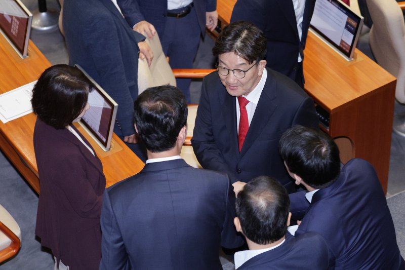 권성동 국민의힘 의원이 11일 오후 서울 여의도 국회에서 열린 제429회국회(정기회) 제4차 본회의에서 신상 발언을 마친 후 의원들과 인사하고 있다. 2025.9.11/뉴스1 ⓒ News1 신웅수 기자