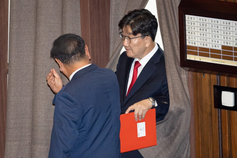 권성동 국민의힘 의원이 11일 서울 여의도 국회에서 열린 제429회 국회(정기회) 제4차 본회의에서 자신에 대한 체포동의안 기표를 마친 후 기표소를 나오고 있다. 2025.9.11/뉴스1 ⓒ News1 유승관 기자