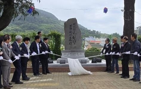 올해 5월 욕지초등학교 100주년 기념비 제막 (출처=연합뉴스)