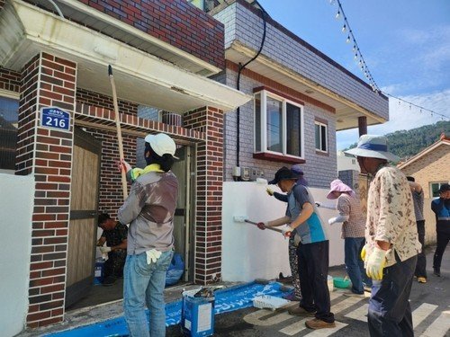 초등생 자녀가 있는 전입 가족이 살 빈집을 리모델링하는 욕지도 주민들 (출처=연합뉴스)