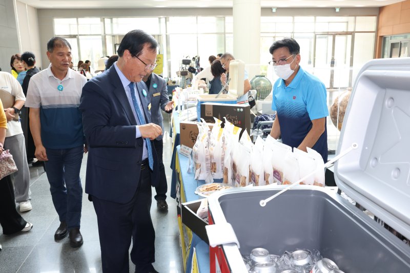 [완주=뉴시스] 유희태 안전 바카라사이트수가 16일 안전 바카라사이트청 1층 로비에서 '2025년 자활생산품 시·군 순회장터'를 둘러보고 있다. 2025.09.16 (사진= 완주군 제공) *재판매 및 DB 금지