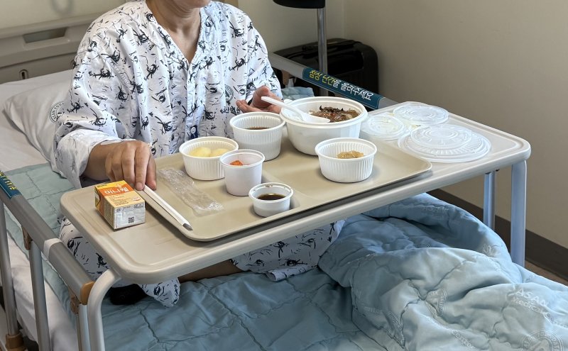 지난 15일 강원 강릉의 한 병원에 입원한 환자가 일회용기에 담긴 환자식을 받아들고 있다. 2025.9.16/뉴스1 윤왕근 기자