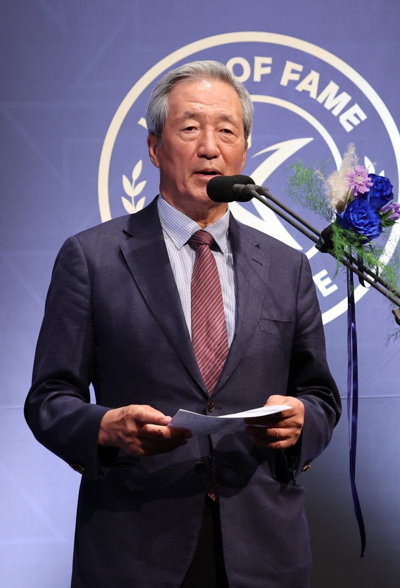 [서울=뉴시스] 배훈식 기자 = 정몽준 대한바카라사이트 제작협회 명예 회장이 16일 오전 서울 종로구 아산정책연구원에서 열린 제2회 K리그 명예의 전당 헌액식에서 공헌자 부문 헌액 소감을 말하고 있다. 2025.09.16. dahora83@newsis.com