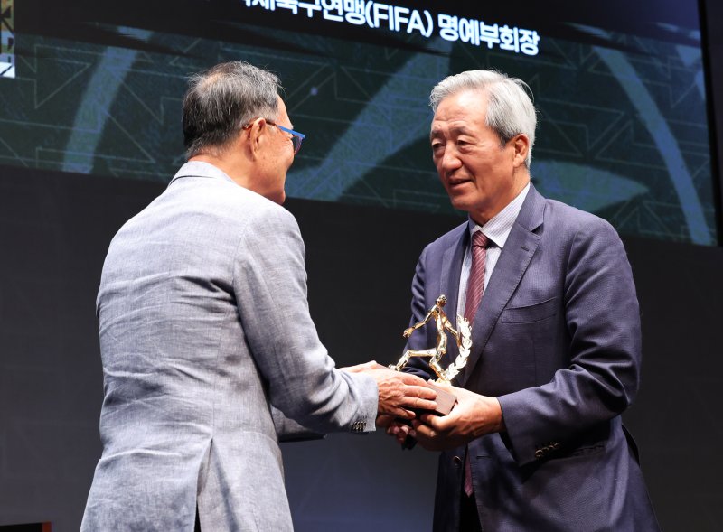 [서울=뉴시스] 배훈식 기자 = 정몽준 대한바카라사이트 제작협회 명예 회장이 16일 오전 서울 종로구 아산정책연구원에서 열린 제2회 K리그 명예의 전당 헌액식에서 공헌자 부문 헌액 트로피를 받고 있다. 2025.09.16. dahora83@newsis.com