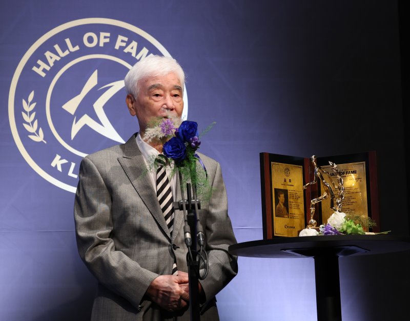 [서울=뉴시스] 배훈식 기자 = 김호 전 감독이 16일 오전 서울 종로구 아산정책연구원에서 열린 제2회 K리그 바카라사이트 제작의 전당 헌액식에서 지도자 부문 헌액 소감을 말하고 있다. 2025.09.16. dahora83@newsis.com