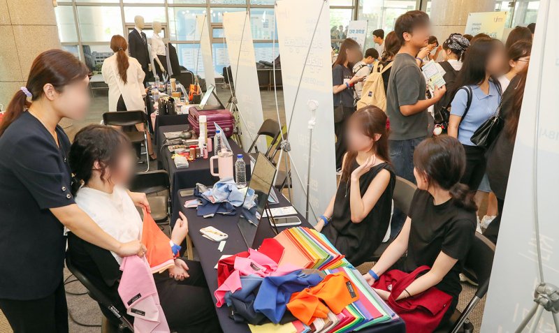 [부산=뉴시스] 동아대학교는 16일 오후 부산 서구 부민캠퍼스 국제관과 다우홀에서 '2025학년도 기업·채용정보 박람회'를 성황리에 개최했다고 밝혔다. (사진=동아대 제공) 2025.09.16. photo@newsis.com *재판매 및 DB 금지