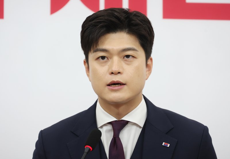 지난 6월 30일 김용태 당시 국민의힘 비상대책위원장이 서울 여의도 국회에서 퇴임 기자회견을 하고 있다. 뉴시스