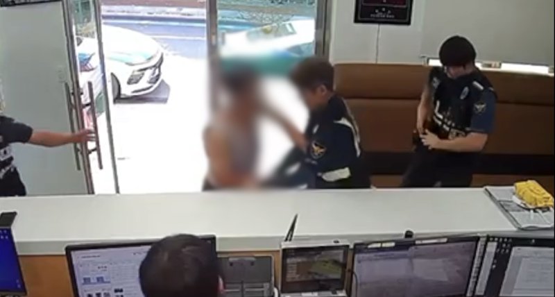 지난달 24일 부산 사상구 모라먹튀없는 바카라사이트에 찾아와 흉기를 꺼내 위협한 80대를 먹튀없는 바카라사이트이 제지하고 있다.(부산먹튀없는 바카라사이트청 제공 영상 갈무리. 재판매 및 DB 금지)
