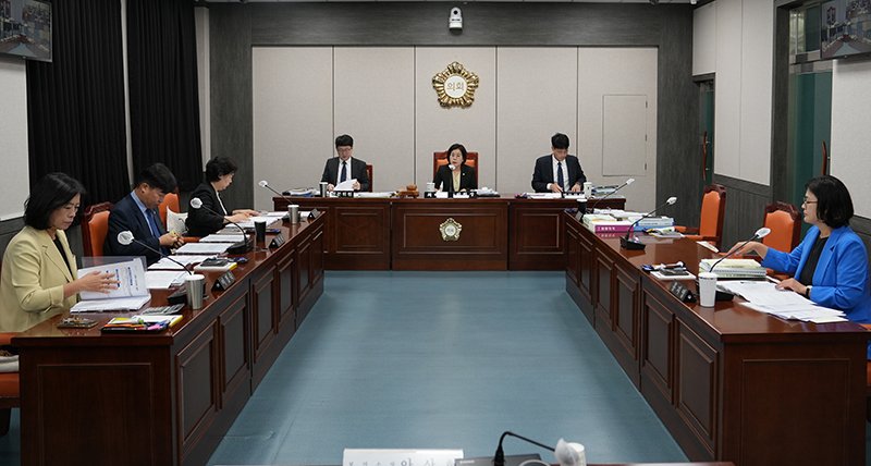 태백시의회는 16일 시의회 위원회실에서 제286회 태백시의회 임시회 제1차 조례심사특별위원회(위원장 최미영)를 열고 있다.(사진=태백시의회 제공) *재판매 및 DB 금지