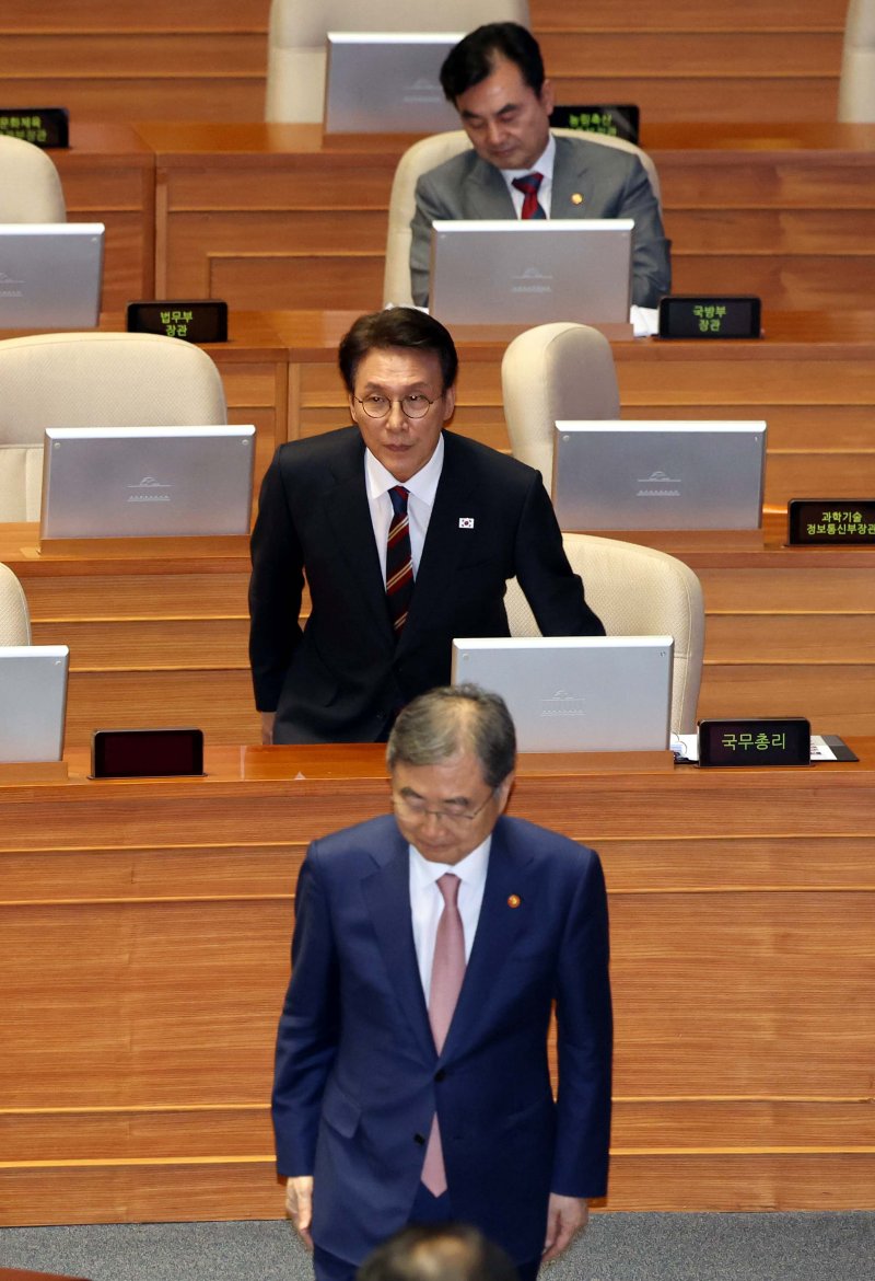 김민석 국무총리가 16일 서울 여의도 국회에서 열린 제429회국회(정기회) 제6차 본회의 외교통일안보에 관한 대정부질문에서 답변을 마치고 자리에 앉고 있다. 아래부터 조현 외교부 장관, 김 국무총리, 안규백 국방부 장관. 뉴시스