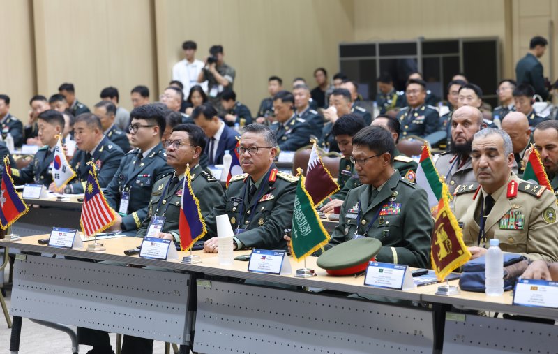 육군은 16일부터 오는 20일까지 대전, 세종, 창원 일대에서 '2025 한-아세안+ 국제군수포럼(KAIF)'을 개최한다고 16일 밝혔다. 포럼에 참여한 각국 대표단들이 개회식에서 기조연설을 듣고 있다. 육군 제공