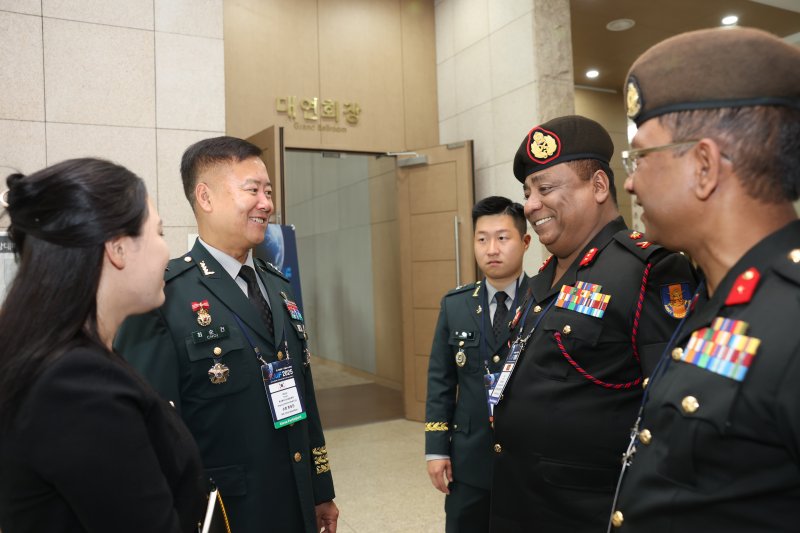 육군은 16일부터 오는 20일까지 대전, 세종, 창원 일대에서 '2025 한-아세안+ 국제군수포럼(KAIF)'을 개최한다고 16일 밝혔다. 최순건(소장) 육군본부 군수참모부장이 스리랑카 대표단과 인사를 나누고 있다. 육군 제공