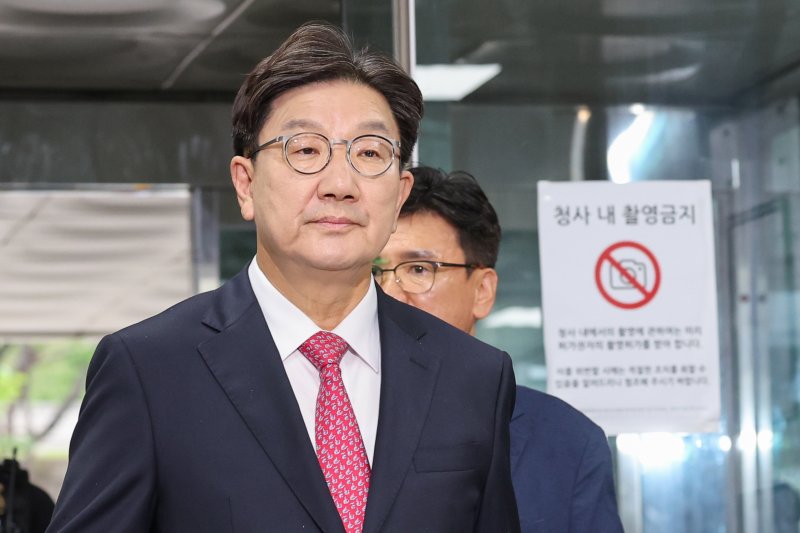 권성동 국민의힘 의원이 16일 오후 서울 서초구 중앙지방법원에서 '통일교 불법 정치자금 수수' 의혹(정치자금법 위반 혐의) 관련 구속 전 피의자 심문(영장실질심사)에 출석하고 있다. 2025.9.16/뉴스1 ⓒ News1 안은나 기자