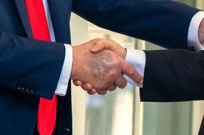 트럼프, 심하게 처지고 비뚤어진 입... 무슨 일이길래