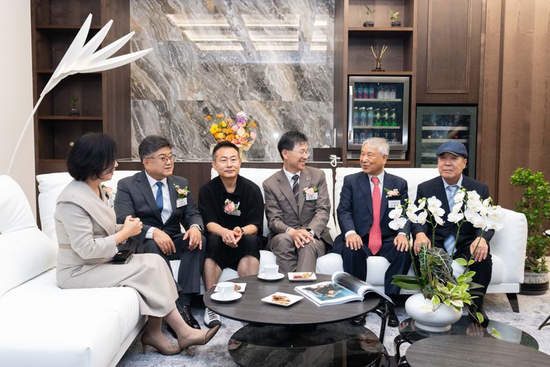 16일 농협은행 본점에 오픈한 프리미엄 종합자산관리 라운지 'NH로얄챔버'에서 강태영 은행장(왼쪽에서 네 번째)과 파운딩 멤버고객들과 담소를 나누고 있다. 농협은행 제공