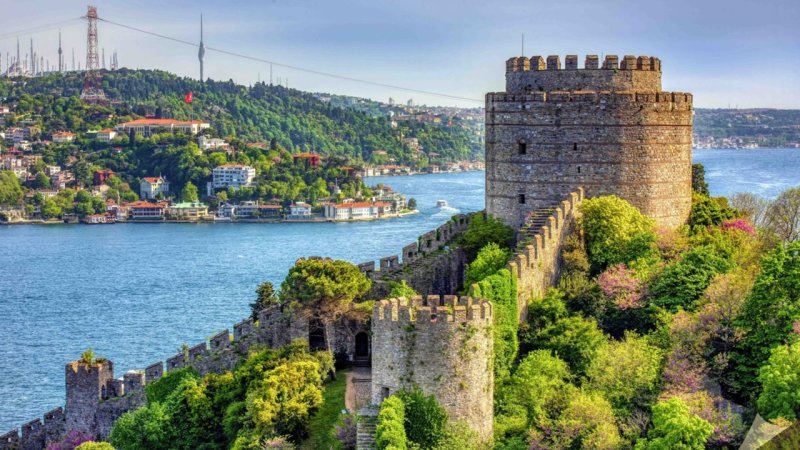 보스포로스 해협을 바라보고 있는 루멜리 히사르. 메흐메트2세가 세운 이 성채 꼭대기에는 포가 설치되어 해협을 통과하는 선박을 위협했다.