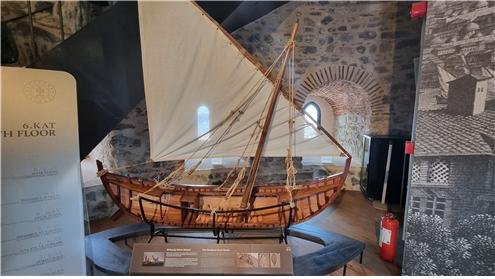 갈라타탑 내부에 전시돼 있는 무역선 모형