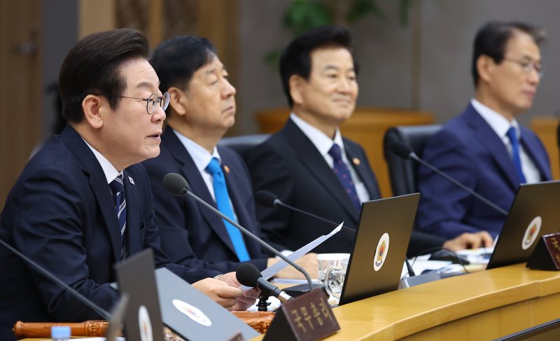 세종에서 첫 국무회의 이재명 대통령이 16일 정부 출범 후 처음으로 정부세종청사에서 국무회의를 주재하고 있다. 정부는 이날 국무회의에서 향후 5년 동안 추진할 국정과제 123건을 확정했다. 연합뉴스