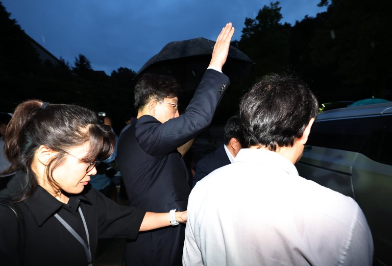 [서울=뉴시스] 최진석 기자 = 전직 통일교 간부에게 불법 정치자금을 수수한 혐의를 받는 권성동 국민의힘 의원이 16일 서울 서초구 서울중앙지법에서 구속 전 피의자 심문(영장실질심사)을 마친 뒤 대기 장소인 서울구치소로 향하며 지지자들에게 손을 흔들고 있다. 2025.09.16. myjs@newsis.com