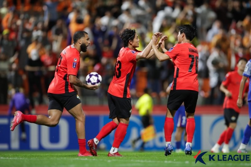 [서울=뉴시스] 프로축구 K리그1 강원FC의 홍철. (사진=한국프로축구연맹 제공) *재판매 및 DB 금지