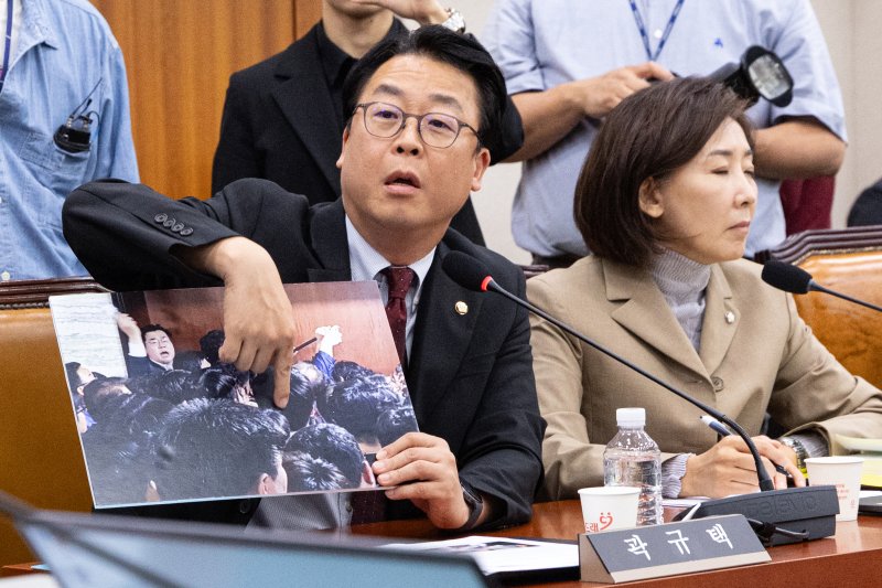 16일 서울 여의도 국회에서 열린 제429회국회(정기회) 법제사법위원회 제4차 전체회의에서 바카라 사이트 먹튀 국민의힘 의원이 국회 빠루 사건 관련 사진을 들고 항의하고 있다. 2025.9.16/바카라 사이트 먹튀1 ⓒ News1 이승배 기자