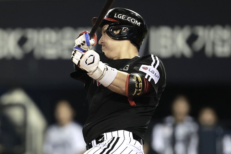 [서울=뉴시스] 정병혁 기자 = 10일 서울 송파구 잠실야구장에서 열린 2025 KBO리그 LG 트윈스 대 두산 베어스의 경기, 5회초 2사 2, 3루 상황 LG 박동원이 2타점 적시타를 치고 있다. 2025.09.10. jhope@newsis.com