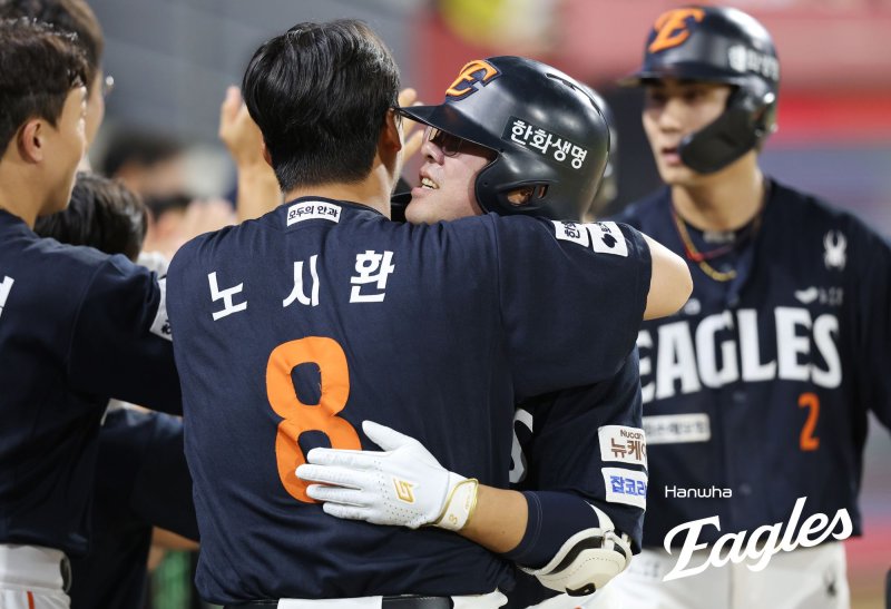 [서울=뉴시스] 프로야구 한화 이글스 안치홍이 16일 광주-기아챔피언스필드에서 열린 2025 신한 쏠뱅크 KBO리그 KIA 타이거즈와의 경기에서 홈런을 친 뒤 노시환의 축하를 받고 있다. (사진=한화 이글스 제공) 2025.09.16. *재판매 및 DB 금지