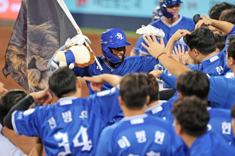 [서울=뉴시스] 프로야구 삼성 라이온즈 르윈 디아즈가 16일 대구 삼성라이온즈파크에서 열린 2025 신한 쏠뱅크 KBO리그 롯데 자이언츠와의 경기에서 홈런을 친 뒤 동료들의 축하를 받고 있다. (사진=삼성 라이온즈 제공) 2025.09.16. *재판매 및 DB 금지