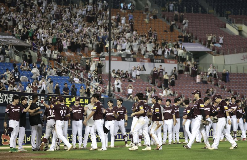 [서울=뉴시스] 정병혁 기자 = 16일 서울 송파구 잠실야구장에서 열린 2025 KBO리그 키움 히어로즈 대 두산 베어스의 경기, 4-1로 승리한 키움 선수들이 기뻐하고 있다. 2025.09.16. jhope@newsis.com