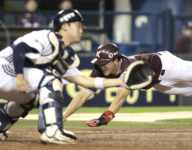 [서울=뉴시스] 정병혁 기자 = 16일 서울 송파구 잠실야구장에서 열린 2025 KBO리그 키움 히어로즈 대 두산 베어스의 경기, 9회초 1사 2, 3루 상황 키움 김태진 희생플라이 때 3루주자 어준서가 홈에 슬라이딩하고 있다. 2025.09.16. jhope@newsis.com
