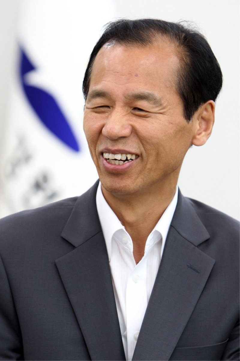 [춘천=뉴사스] 16일 춘천지법 형사2부(부장판사 김성래)에 따르면 이날 최문순(69) 전바카라사이트 카지노사이트와 국장급 공무원 A씨는 특정범죄 가중처벌 등에 관한 법률상 국고 등 손실과 업무상 배임, 위계공무집행방해 혐의로 기소돼 재판을 받았다. 이날 재판을 받고 나온 최 전바카라사이트 카지노사이트는 기자들앞에서 검찰의 기소 내용을 전면 부인하며 "정치적 기소다"며 비판했다. [뉴시스 자료사진] *재판매 및 DB 금지