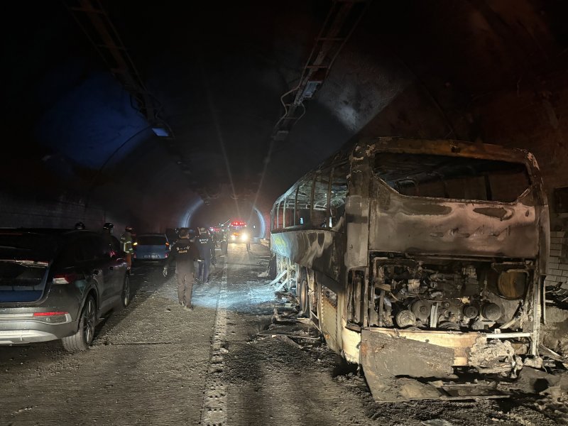 16일 오후 경기 용인시 처인구 영동고속도로 강릉방향 마성터널에서 화재가 발생해 버스가 전소돼 있다. 이 불로 1명이 중상, 10명이 연기를 흡입해 인근 병원으로 옮겨졌다. (경기도소방재난본부 제공. 재판매 및 DB 금지) 2025.9.16/뉴스1 ⓒ News1 김영운 기자