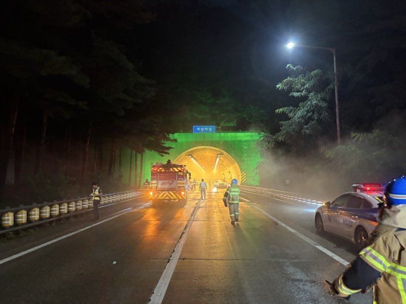16일 오후 경기 용인시 처인구 영동고속도로 강릉방향 마성터널에서 버스 화재가 발생해 소방대원들이 화재진압을 하고 있다. 이 불로 1명이 중상, 10명이 연기를 흡입해 인근 병원으로 옮겨졌다. 이후 당국은 2개 차로를 차단하고 장비 24대와 인원 72명을 동원해 오후 10시 9분께 초진에 성공했다. 대응 단계도 해제했다. (경기도소방재난본부 제공. 재판매 및 DB 금지) 2025.9.16/뉴스1 ⓒ News1 김영운 기자