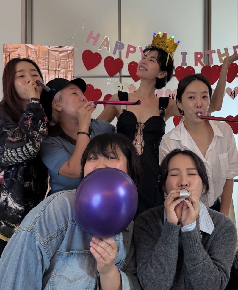 나나 행복한 생일파티 현장…파격 의상도 소화