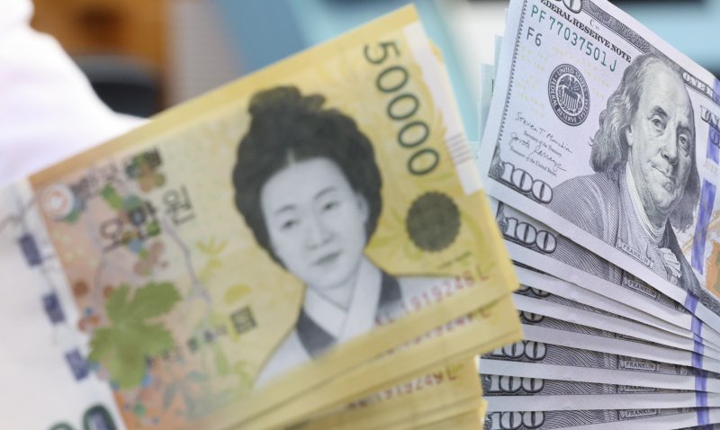 [서울=뉴시스] 황준선 기자 = 사진은 지난 5월 22일 서울 중구 하나은행 위변조대응센터에서 직원이 달러화와 원화를 정리하고 있는 모습. 2025.05.22. hwang@newsis.com