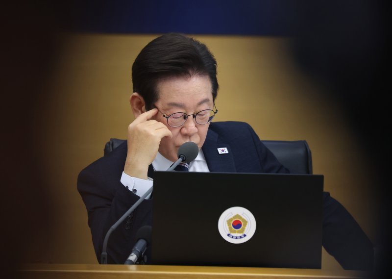 [세종=뉴시스] 고범준 기자 = 이재명 대통령이 지난 16일 세종시 정부세종청사에서 열린 제42회 국무회의에서 자료를 살펴보고 있는 모습. (대통령실통신사진기자단) 2025.09.16. bjko@newsis.com