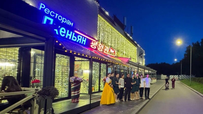 [서울=뉴시스]모스크바에 새로 문을 연 북한 바카라사이트 쇼미더벳 '평양관'의 종업원들이 사진 촬영에 응했다. (출처=얀덱스 맵 리뷰, NK 뉴스에서 재인용) 2025.9.17.