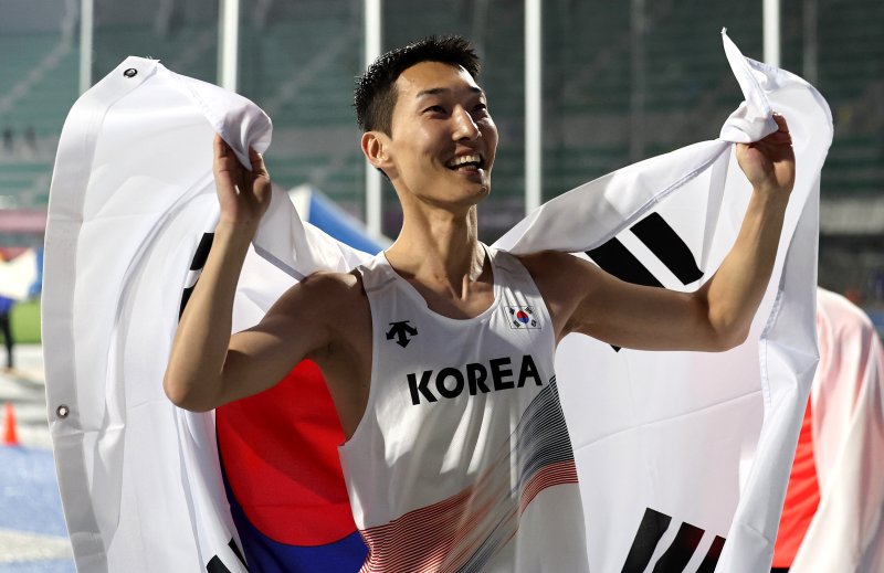 [구미=뉴시스] 이무열 기자 = 우상혁(용인시청)이 지난 5월29일 오후 경북 구미시민운동장에서 열린 2025 구미아시아육상선수권대회 높이뛰기 결선에서 2m29 기록으로 우승 확정 후 태극기를 두르고 기뻐하고 있다. 2025.05.29. lmy@newsis.com