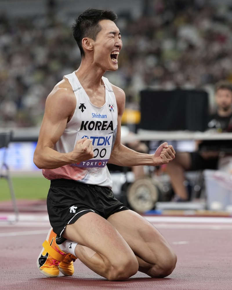 [도쿄=AP/뉴시스] 우상혁이 16일 일본 도쿄 국립경기장에서 열린 2025 도쿄 세계육상선수권대회 남자 높이뛰기 결선에서 환호하고 있다. 우상혁은 이날 대회 남자 높이뛰기 결선에서 2ｍ34를 넘고 은메달을 획득했다. 2025.09.16.