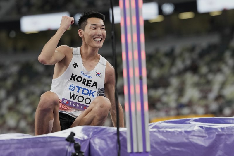 [도쿄=AP/뉴시스] 우상혁이 16일 일본 도쿄 국립경기장에서 열린 2025 도쿄 세계육상선수권대회 남자 높이뛰기 결선에서 환호하고 있다. 우상혁은 이날 대회 남자 높이뛰기 결선에서 2ｍ34를 넘고 은메달을 획득했다. 2025.09.16.