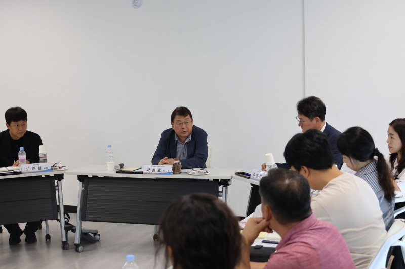 소상공인시장진흥공단은 16일 대구 북성로청년창업클러스터에서 ‘대구 라이콘타운 구축바카라 용어 바카라 용어보건협의체’ 회의를 개최하고 현장점검을 실시했다. 보건협의체 회의에서 이야기하고 있는 박성효 이사장(가운데). (소진공 제공)
