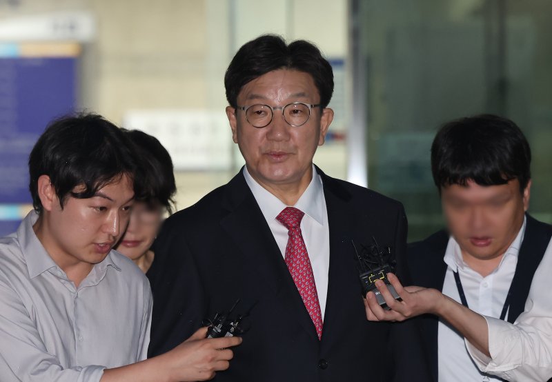 권성동 국민의힘 의원이 16일 오후 서울 서초구 중앙지방법원에서 '통일교 불법 정치자금 수수' 의혹(정치자금법 위반 혐의) 관련 구속 전 피의자 심문(영장실질심사)를 마치고 법원을 나서고 있다. 2025.9.16/뉴스1 ⓒ News1 장수영 기자