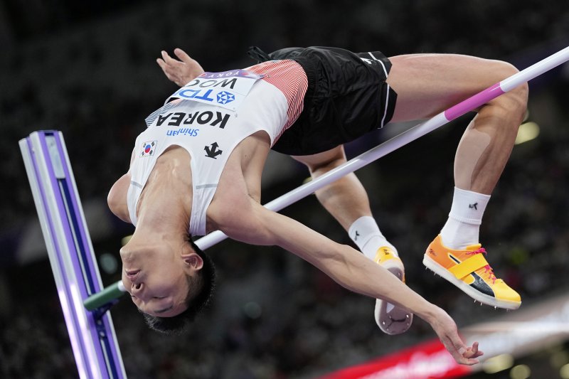 [도쿄=AP/뉴시스] 우상혁이 16일 일본 도쿄 국립경기장에서 열린 2025 도쿄 세계육상선수권대회 남자 높이뛰기 결선에서 경기를 펼치고 있다. 우상혁은 이날 대회 남자 높이뛰기 결선에서 2ｍ34를 넘고 은메달을 획득했다. 2025.09.16.
