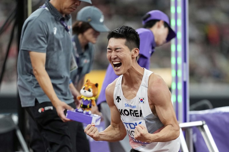 [도쿄=AP/뉴시스] 우상혁이 16일 일본 도쿄 국립경기장에서 열린 2025 도쿄 세계육상선수권대회 남자 높이뛰기 결선에서 환호하고 있다. 우상혁은 이날 대회 남자 높이뛰기 결선에서 2ｍ34를 넘고 은메달을 획득했다. 2025.09.17.