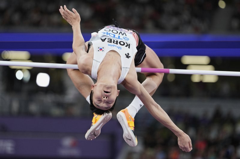 [도쿄=AP/뉴시스] 우상혁이 16일 일본 도쿄 국립경기장에서 열린 2025 도쿄 세계육상선수권대회 남자 높이뛰기 결선에서 경기를 펼치고 있다. 우상혁은 이날 대회 남자 높이뛰기 결선에서 2ｍ34를 넘고 은메달을 획득했다. 2025.09.16.