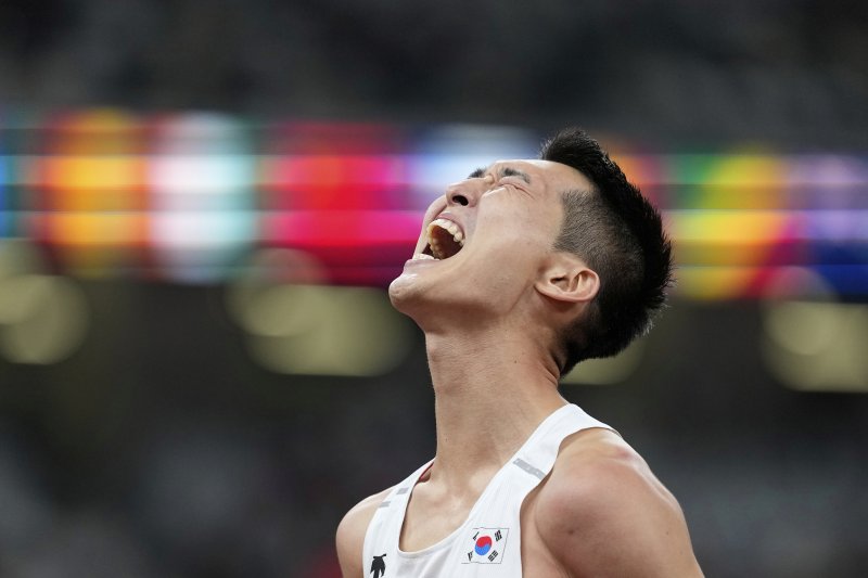 [도쿄=AP/뉴시스] 우상혁이 16일 일본 도쿄 국립경기장에서 열린 2025 도쿄 세계육상선수권대회 남자 높이뛰기 결선에서 환호하고 있다. 우상혁은 이날 대회 남자 높이뛰기 결선에서 2ｍ34를 넘고 은메달을 획득했다. 2025.09.17.