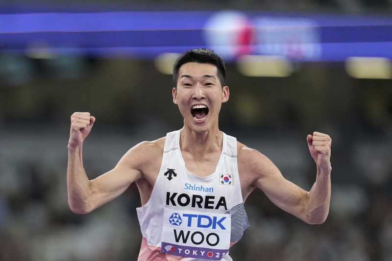 [도쿄=AP/뉴시스] 우상혁이 16일 일본 도쿄 국립경기장에서 열린 2025 도쿄 세계육상선수권대회 남자 높이뛰기 결선에서 환호하고 있다. 우상혁은 이날 대회 남자 높이뛰기 결선에서 2ｍ34를 넘고 은메달을 획득했다. 2025.09.16.