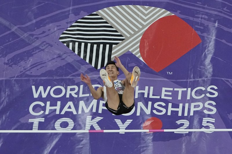 [도쿄=AP/뉴시스] 우상혁이 16일 일본 도쿄 국립경기장에서 열린 2025 도쿄 세계육상선수권대회 남자 높이뛰기 결선에서 바를 건드리며 착지하고 있다. 우상혁은 이날 대회 남자 높이뛰기 결선에서 2ｍ34를 넘고 은메달을 획득했다. 2025.09.17.