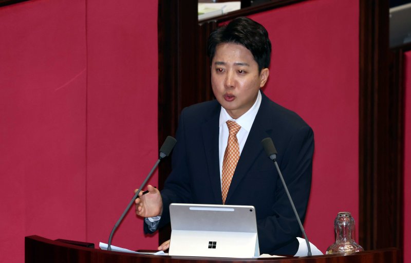 이준석 개혁신당 대표가 15일 오후 서울 여의도 국회에서 열린 제429회국회(정기회) 제5차 본회의에서 김민석 국무총리에게 대정부 질문을 하고 있다. 뉴시스