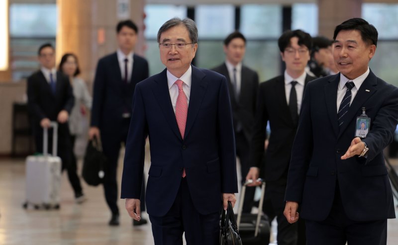 조현 외교부 장관이 17일 서울 강서구 김포국제공항에서 중국 베이징으로 출국하고 있다. 이날 조 장관은 왕이 중국공산당 중앙외사판공실 주임 겸 외교부장과 한중 외교장관 회담을 갖고, 시진핑 중국 국가주석의 경주 아시아태평양경제협력체(APEC) 정상회의 방한 계획이 중점적으로 다뤄질 것으로 예상된다. 연합뉴스